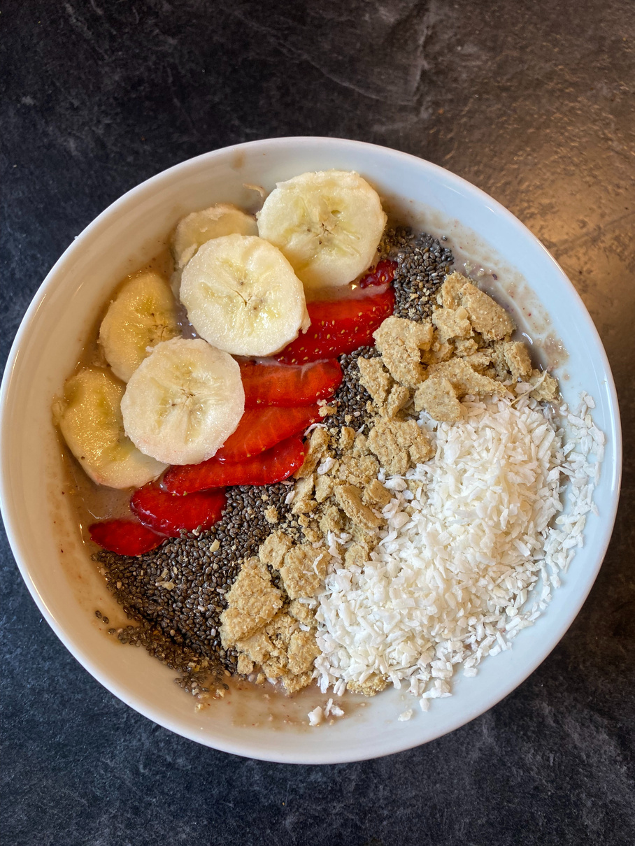 a smoothie bowl with bananas, strawberries, crumbled Stockan’s Oatcakes and coconut flakes